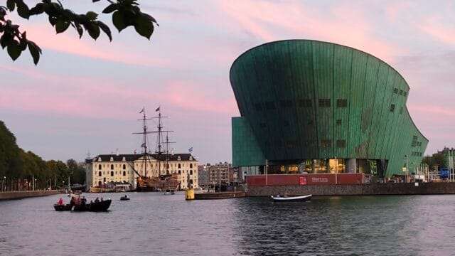 Het Scheepvaartmuseum en Nemo bij zonsondergang - The National Maritime Museum and Nemo Science Museum at Sunset