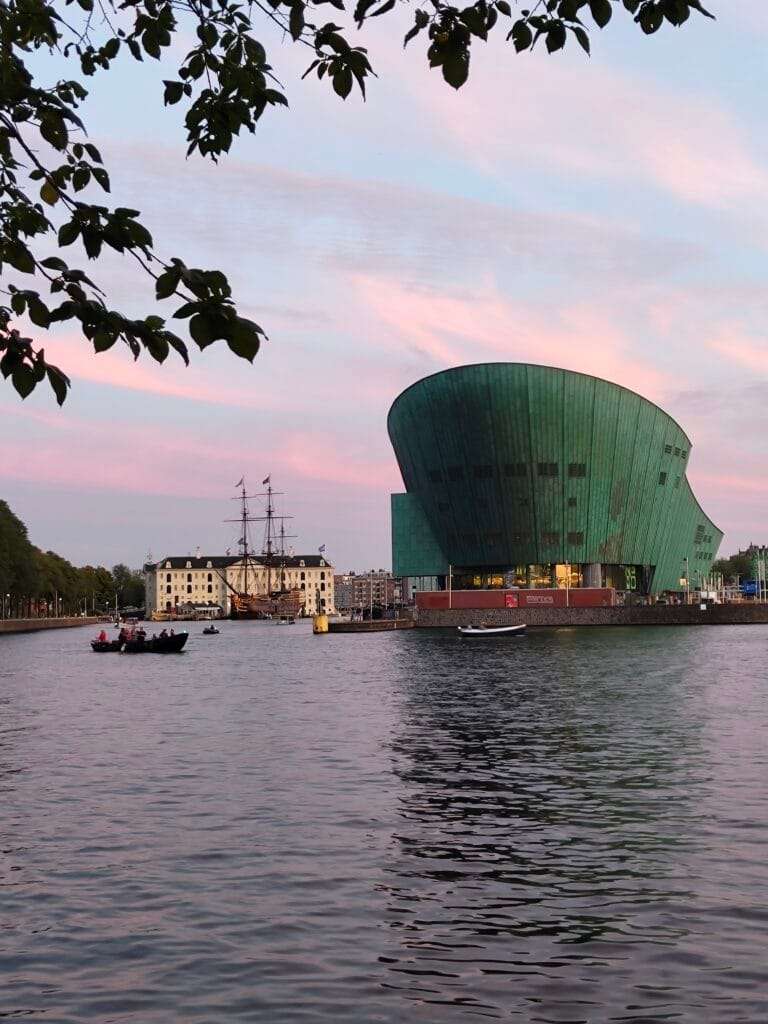 Het Scheepvaartmuseum en Nemo bij zonsondergang - The National Maritime Museum and Nemo Science Museum at Sunset